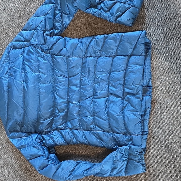 Uniqlo Women's Vibrant Blue Ultra Light Puffer Jacket - Picture 4 of 4
